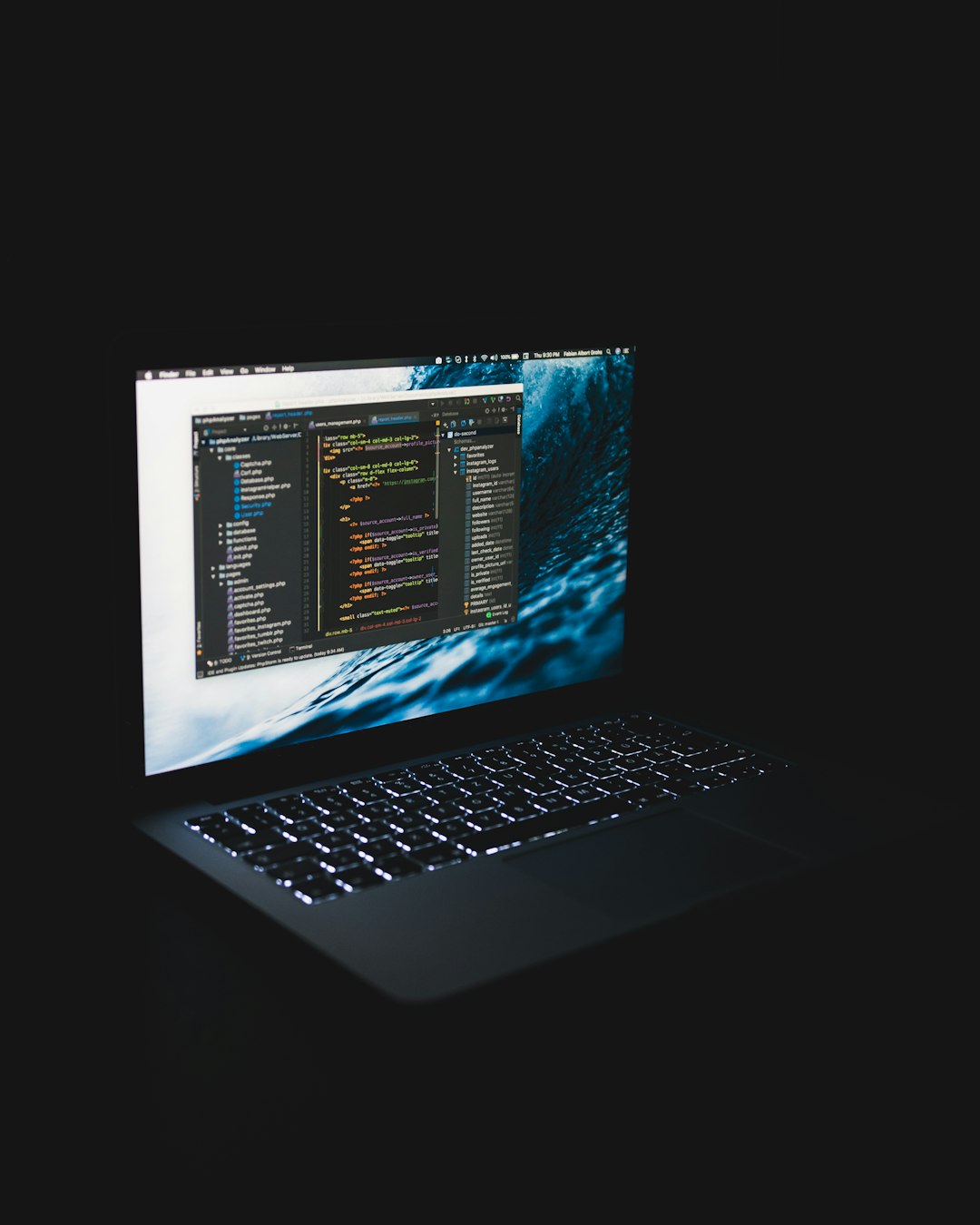 laptop-computer-turn-on-u0tbtn8ur8i